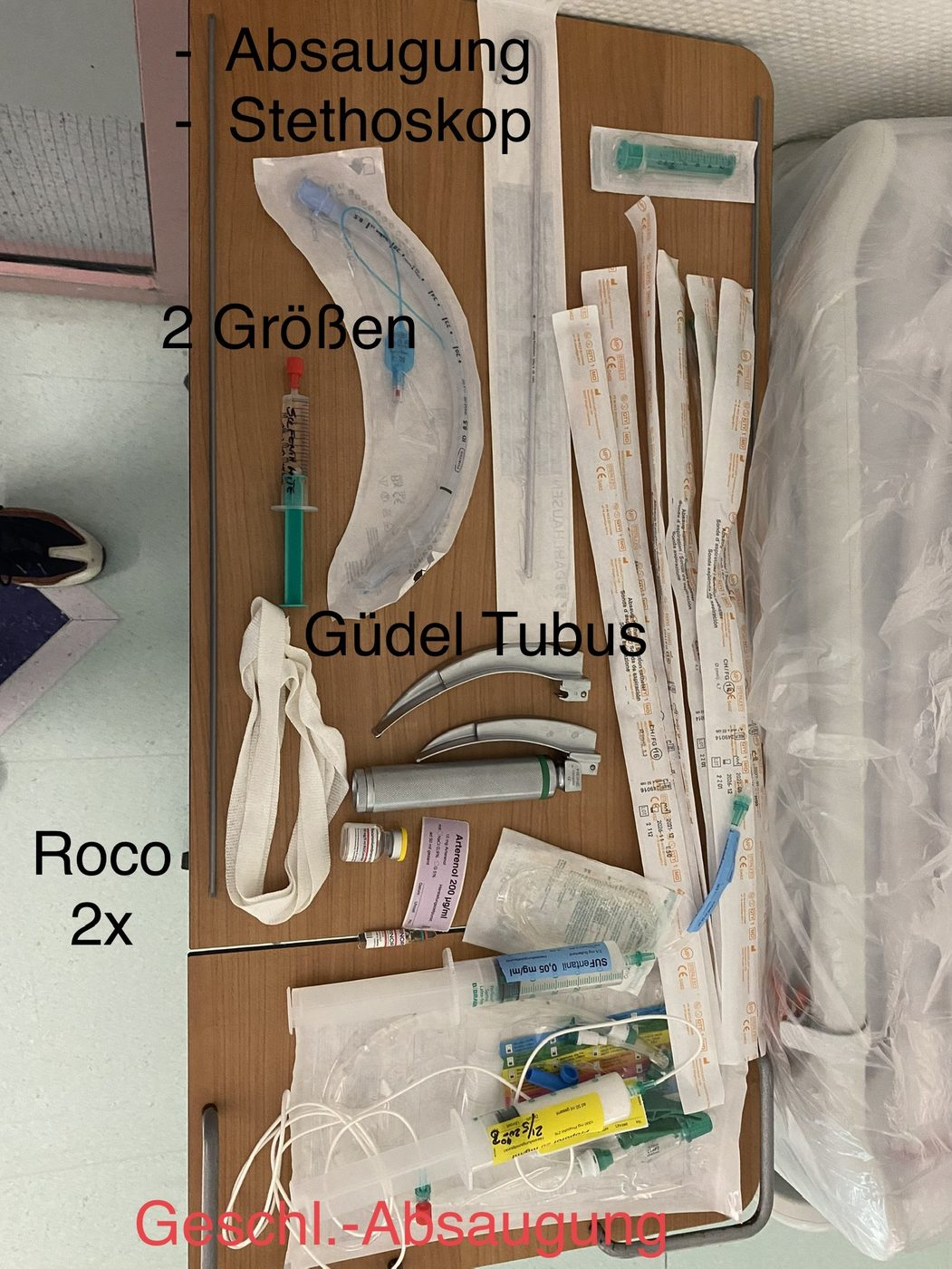 Intubationsequipment mit Beschriftungen aufgelegt